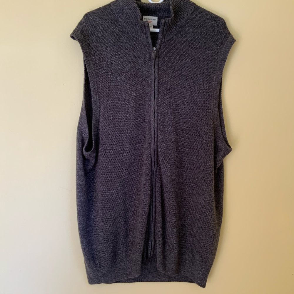 Long zip front vest / top in gray